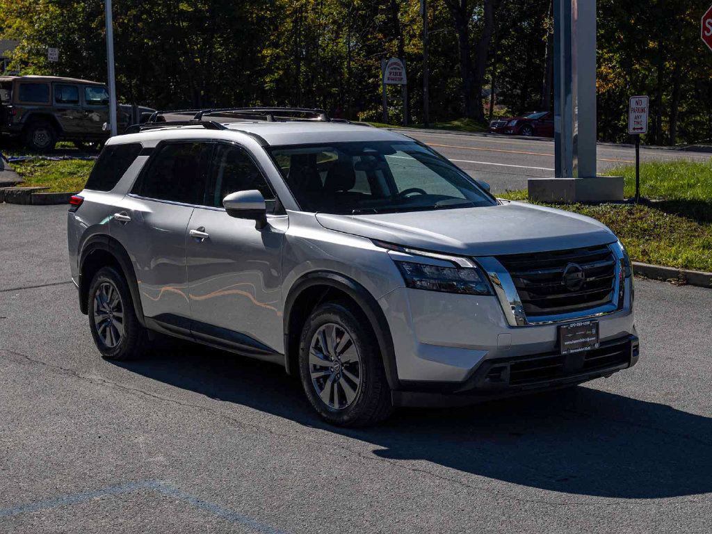 Used 2023 Nissan Pathfinder SV AWD/4WD image 3