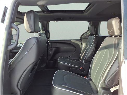 New 2026 Chrysler Pacifica Limited image 11