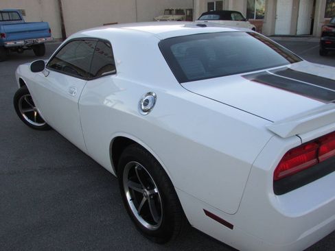 Used 2010 Dodge Challenger SE RWD image 8