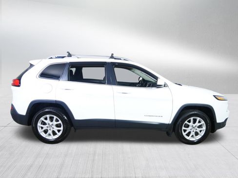Used 2017 Jeep Cherokee Latitude w/ Cold Weather Group AWD/4WD image 8