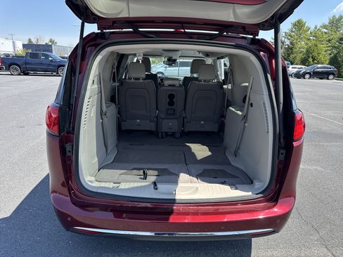 Used 2018 Chrysler Pacifica Touring-L w/ Advanced Safetytec Group image 28