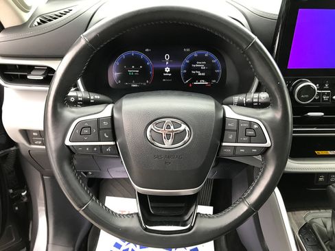 Used 2024 Toyota Highlander Limited image 17