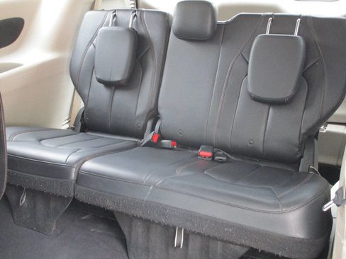 Used 2018 Chrysler Pacifica Touring-L image 16