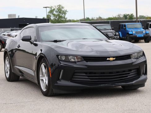 Used 2017 Chevrolet Camaro LT RWD image 4