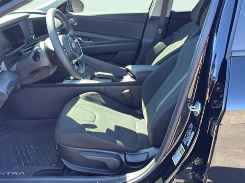 Certified 2025 Hyundai Elantra SE image 12