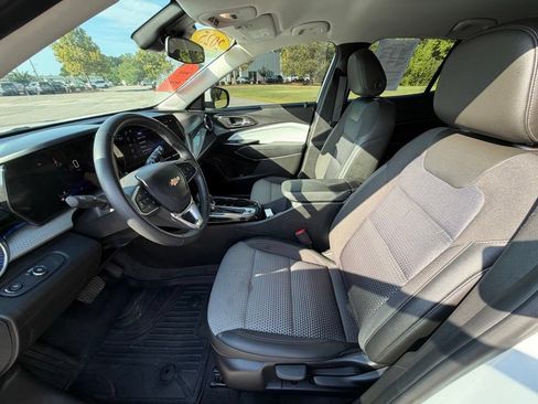Used 2025 Chevrolet Trax LT w/ Driver Confidence Package FWD image 11