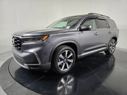 Used 2025 Honda Pilot Touring image 2