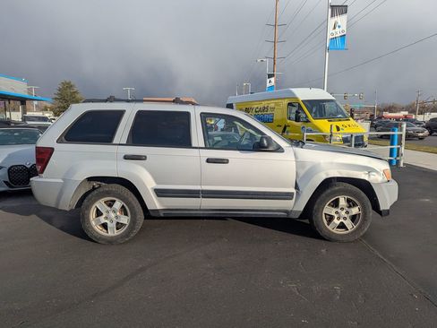 Used 2005 Jeep Grand Cherokee Laredo image 2