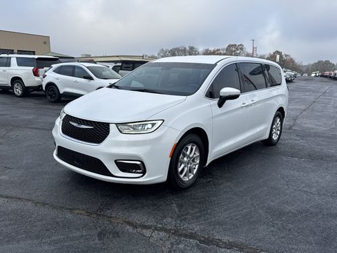 Used 2023 Chrysler Pacifica Touring-L image 2