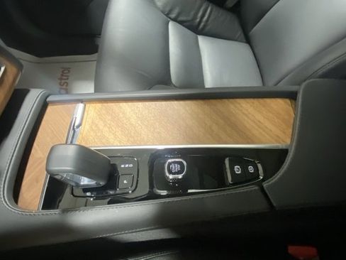 Used 2025 Volvo XC90 B6 Ultra image 26