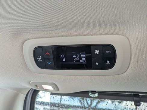 Used 2023 Chrysler Pacifica Limited w/ Uconnect Theater Family Group FWD image 22