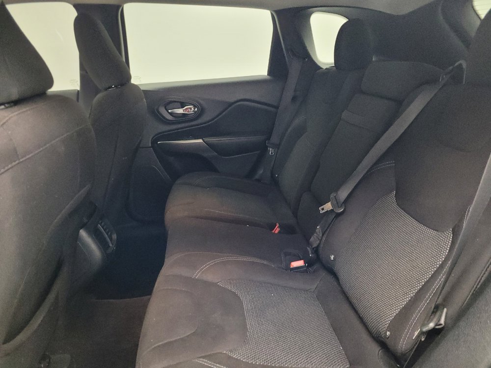 Used 2019 Jeep Cherokee Latitude w/ Popular Appearance Group FWD image 18