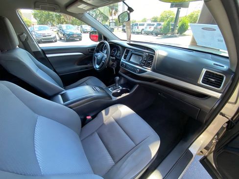 Used 2016 Toyota Highlander LE image 34