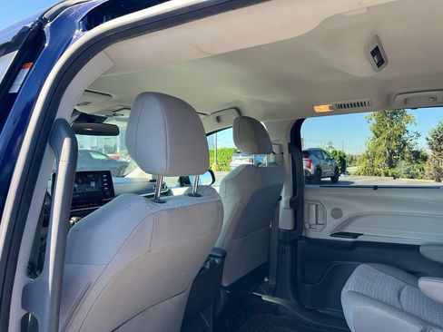 Used 2021 Toyota Sienna LE AWD/4WD image 11