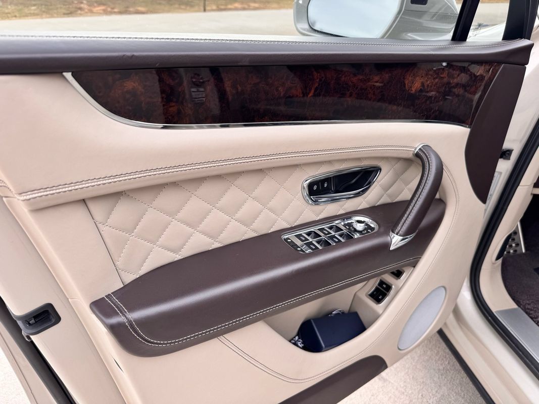 Used 2018 Bentley Bentayga AWD/4WD image 15