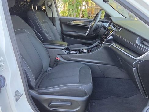 Used 2023 Jeep Grand Cherokee Laredo w/ Luxury Tech Group I RWD image 16