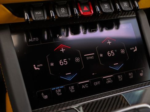 Used 2025 Lamborghini Urus SE AWD/4WD image 41