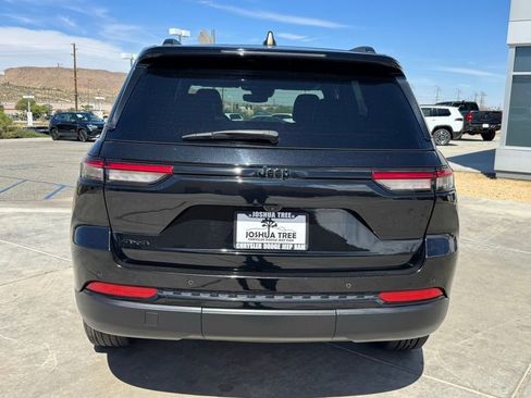 Used 2024 Jeep Grand Cherokee Altitude AWD/4WD image 5