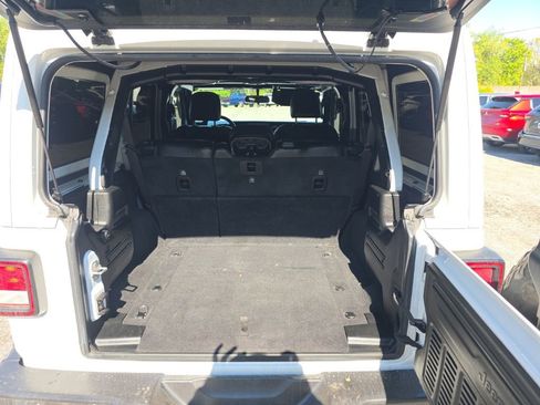 Used 2021 Jeep Wrangler Unlimited Sahara AWD/4WD image 15