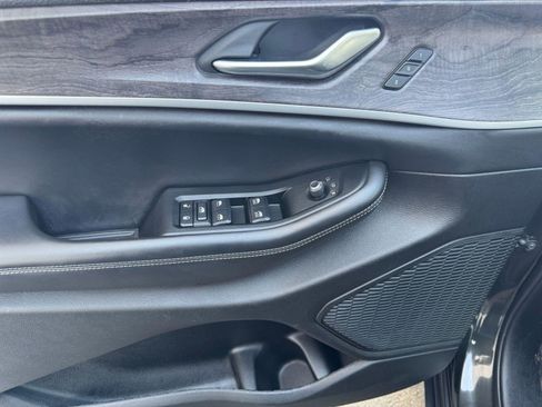 Used 2023 Jeep Grand Cherokee Limited w/ Black Appearance Package image 20