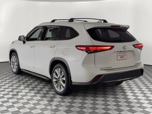 Used 2021 Toyota Highlander Limited image 3