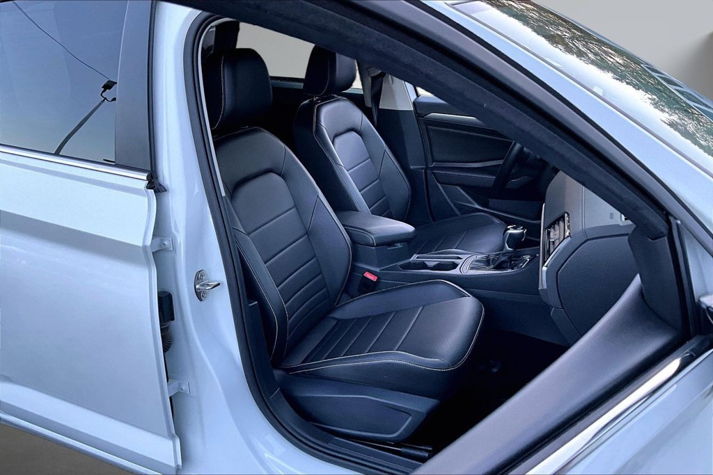Used 2023 Volkswagen Jetta SE FWD image 29