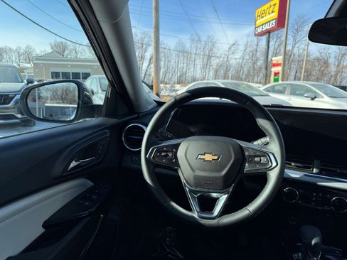 Used 2025 Chevrolet Trax LT w/ LT Convenience Package image 34