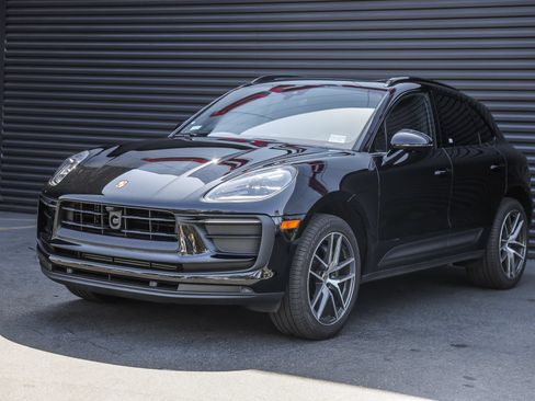 Certified 2026 Porsche Macan AWD/4WD image 1