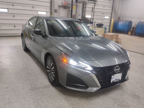 Used 2024 Nissan Altima 2.5 SV image 5