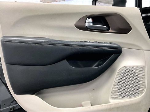 Used 2022 Chrysler Voyager LX image 22