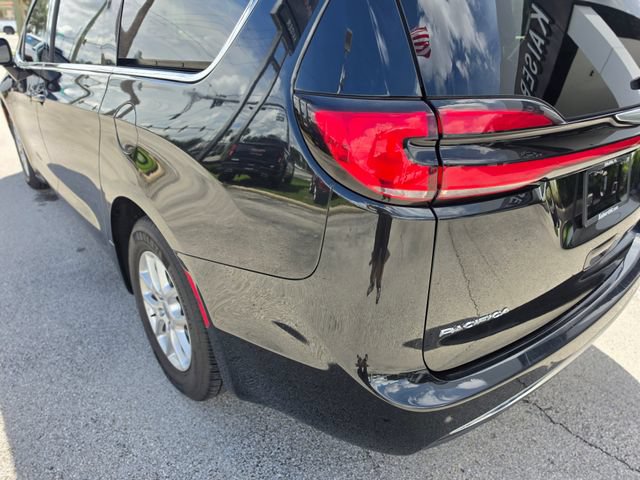 Used 2023 Chrysler Pacifica Touring-L FWD image 12