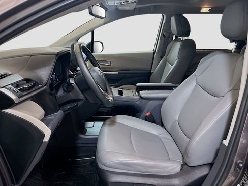 Used 2023 Toyota Sienna XLE FWD image 18