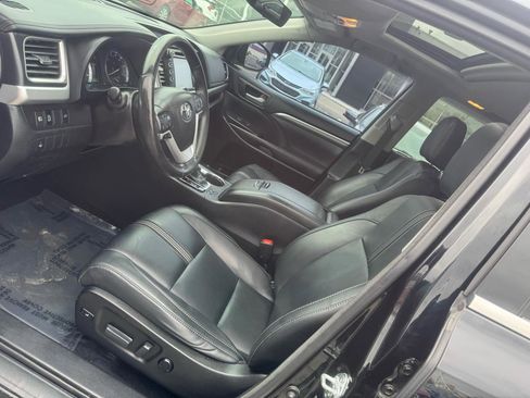 Used 2017 Toyota Highlander SE image 19