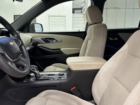 Used 2023 Chevrolet Traverse LS image 4