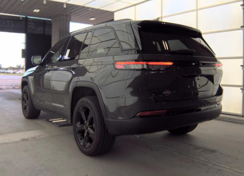 Used 2023 Jeep Grand Cherokee Altitude AWD/4WD image 9