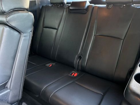 Used 2020 Toyota Highlander XLE AWD/4WD image 17
