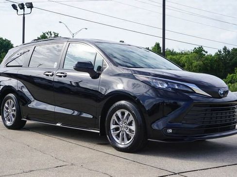 Used 2025 Toyota Sienna XLE FWD image 2