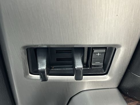 Used 2015 Ford F150 Platinum w/ Equipment Group 701A Luxury AWD/4WD image 37
