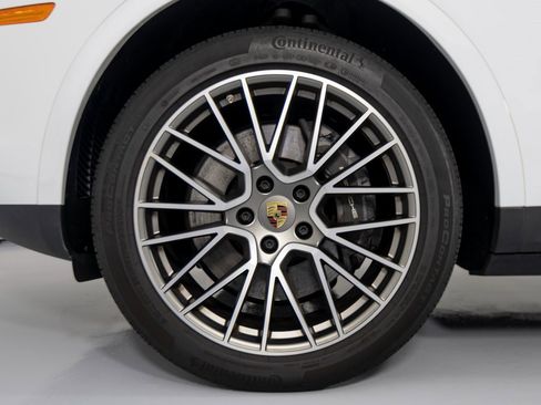 Certified 2023 Porsche Cayenne Platinum Edition image 14