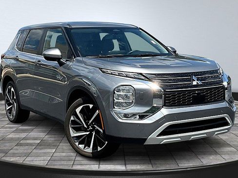 Used 2023 Mitsubishi Outlander SE image 3