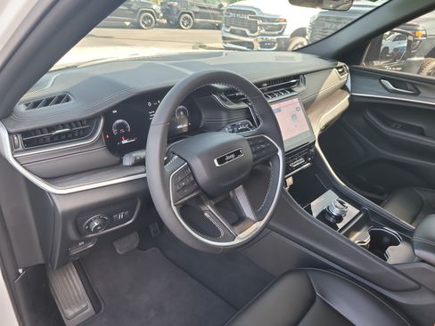 Used 2025 Jeep Grand Cherokee Limited w/ Black Appearance Package RWD image 19