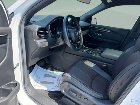 Used 2025 Honda Pilot Black Edition image 9