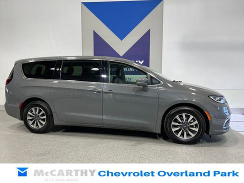 Used 2022 Chrysler Pacifica Touring-L FWD image 3