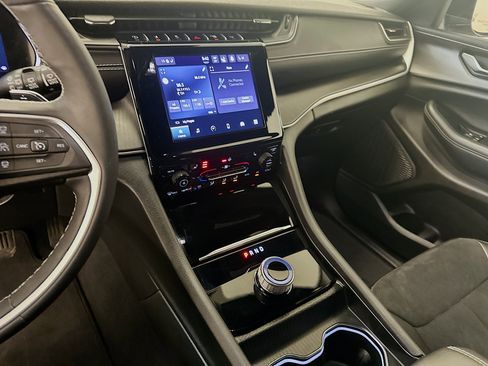 Used 2024 Jeep Grand Cherokee Altitude AWD/4WD image 25