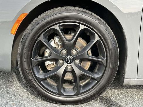 Used 2025 Chrysler Pacifica Limited image 8