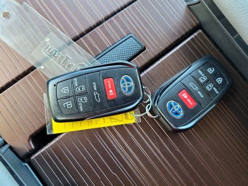 Certified 2023 Toyota Sienna XLE FWD image 36