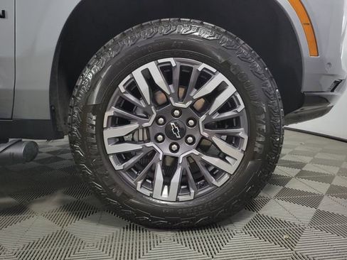 Used 2026 Chevrolet Suburban Z71 w/ Comfort Package image 12