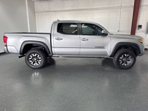 Used 2016 Toyota Tacoma TRD Off-Road w/ Towing Package image 3