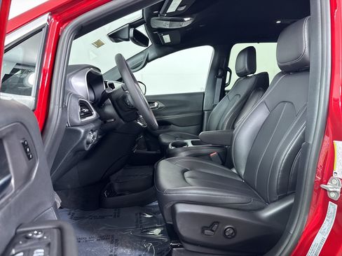 New 2026 Chrysler Pacifica Select AWD/4WD image 9