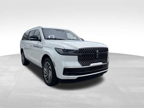 Used 2025 Lincoln Navigator L Reserve AWD/4WD image 11